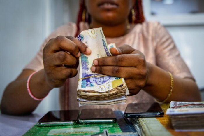 Banks begin issuing old naira notes to customers