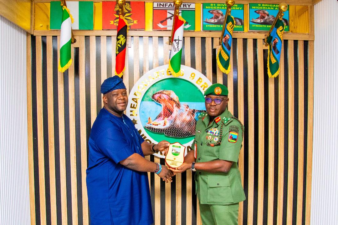 Onigbongbo council boss meets 9 Brigade Commander, seeks stronger security, civic partnerships